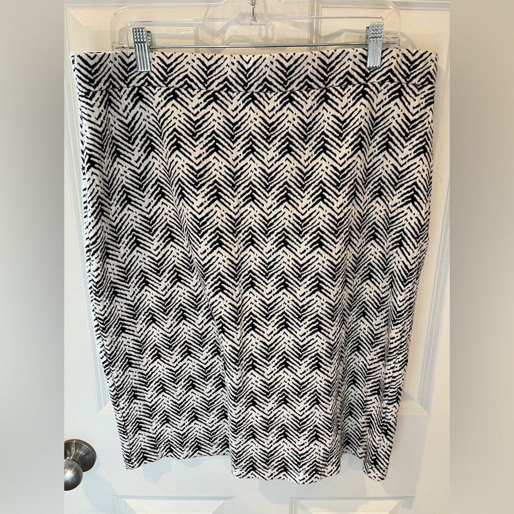 Liz Claiborne Career Black and White Pull on Skirt Size XL